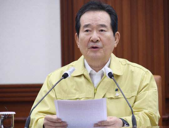 정세균 국무총리가 6일 오전 정부서울청사에서 열린 코로나19 대응 중앙재난안전대책본부 회의를 주재하며 발언하고 있다(사진 제공 = 연합뉴스).